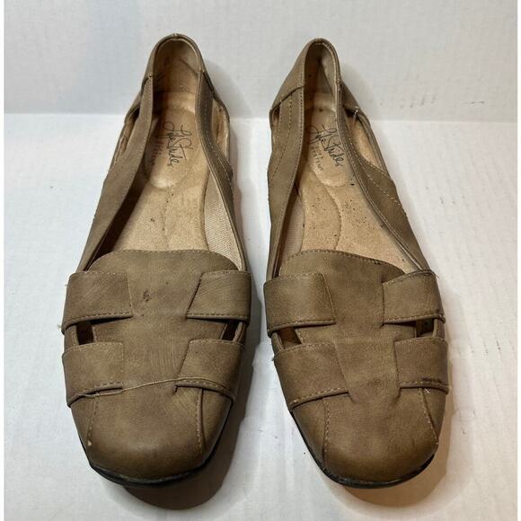 Life Stride Size 9.5 Brown Neutral Woven Closed Toe Boho Vacation Flats - Picture 3 of 9